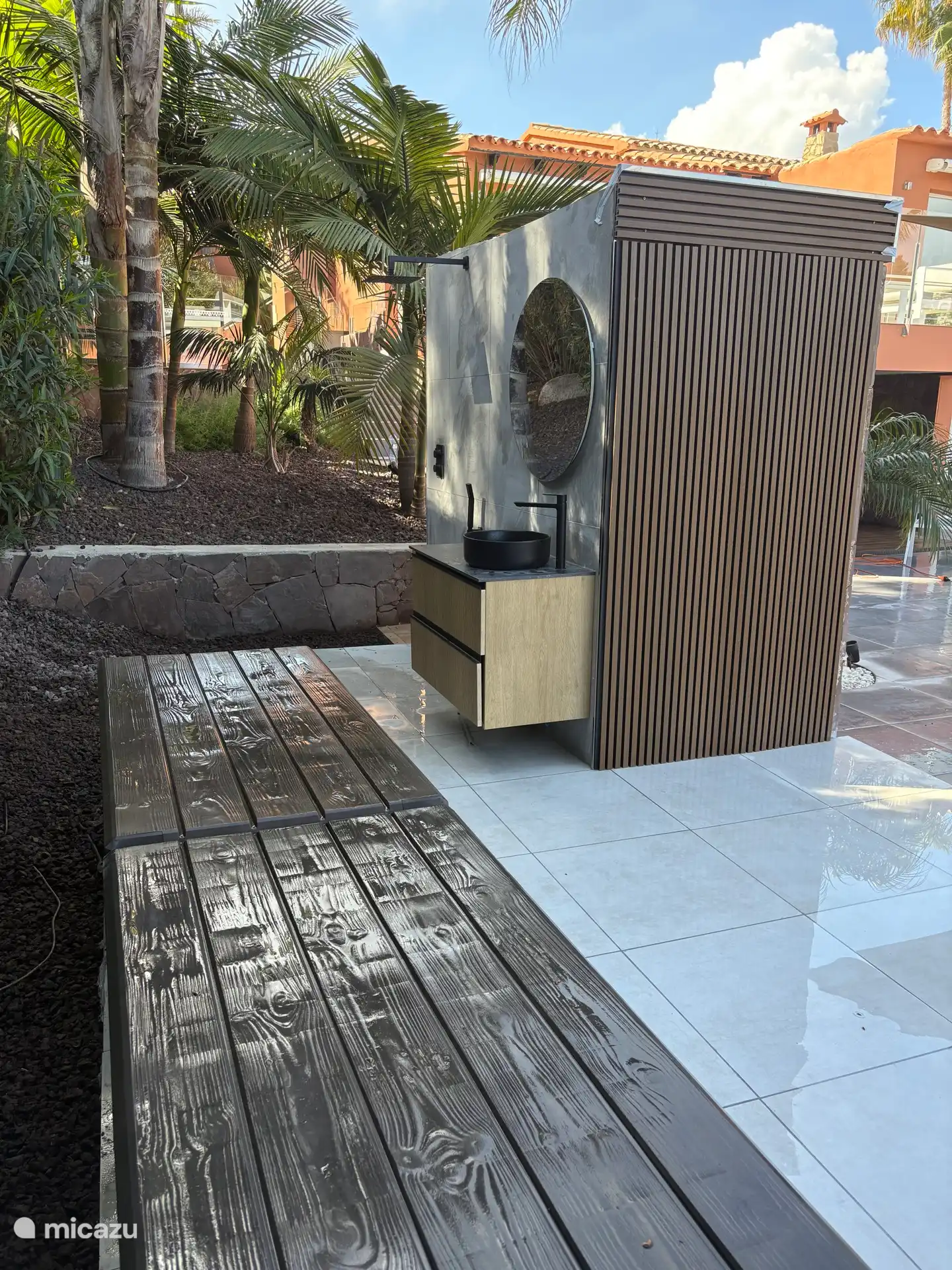 Verwarmde buitendouche en wastafel.