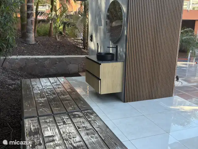 CasaCalifornia en España, Costa Blanca, Moraira - villa Ducha exterior climatizada y lavabo.