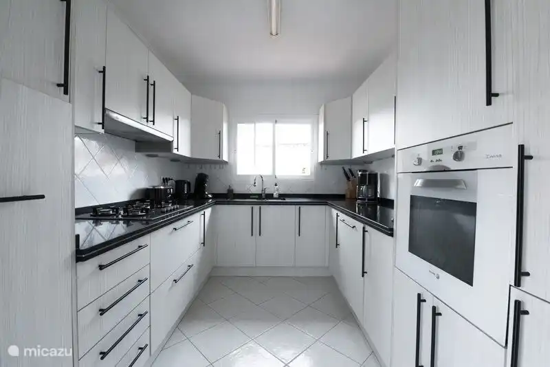 Onder andere een Nespresso (cups) Senseo (pads) en klassiek koffiezetapparaat aanwezig.