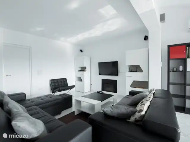 CasaCalifornia en España, Costa Blanca, Moraira - villa Sala de estar con TV holandesa y varios canales de pago, incluida la Eredivisie.