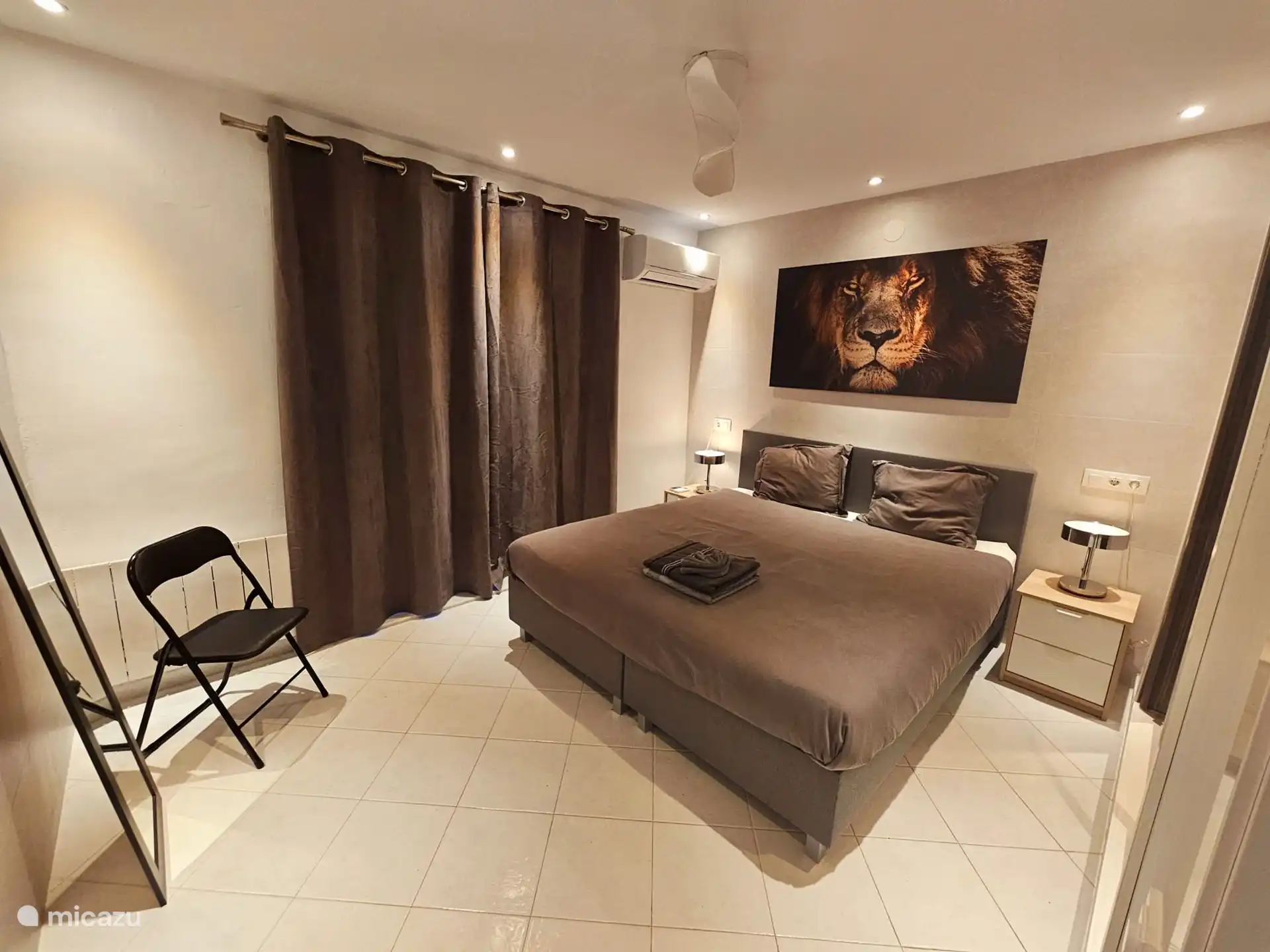 Slaapkamer met tweepersoonsbed van 180x200.