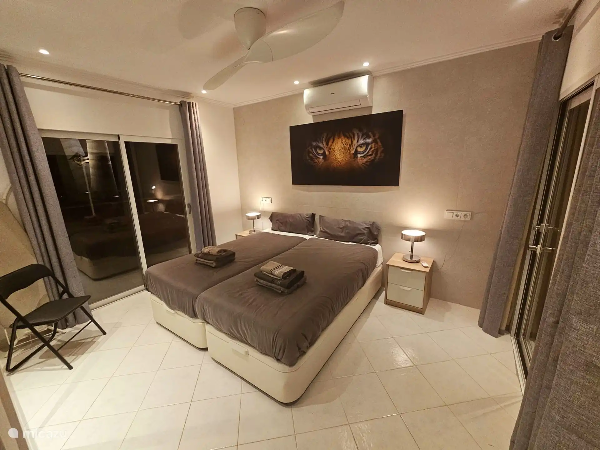 Slaapkamer met twee enkele bedden van 90x200.