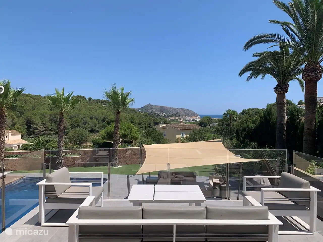 Zicht op centrum van Moraira en de Middellandse Zee.