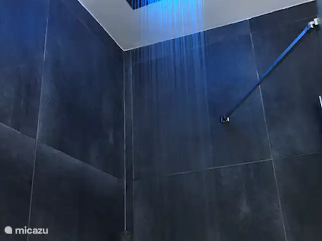 CasaCalifornia en España, Costa Blanca, Moraira - villa Segundo baño. Ducha de lluvia en techo con función normal y cascada.