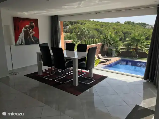 CasaCalifornia en España, Costa Blanca, Moraira - villa Amplio salón moderno con vistas a la terraza y vistas a los viñedos, al pueblo de Moraira y al mar Mediterráneo.