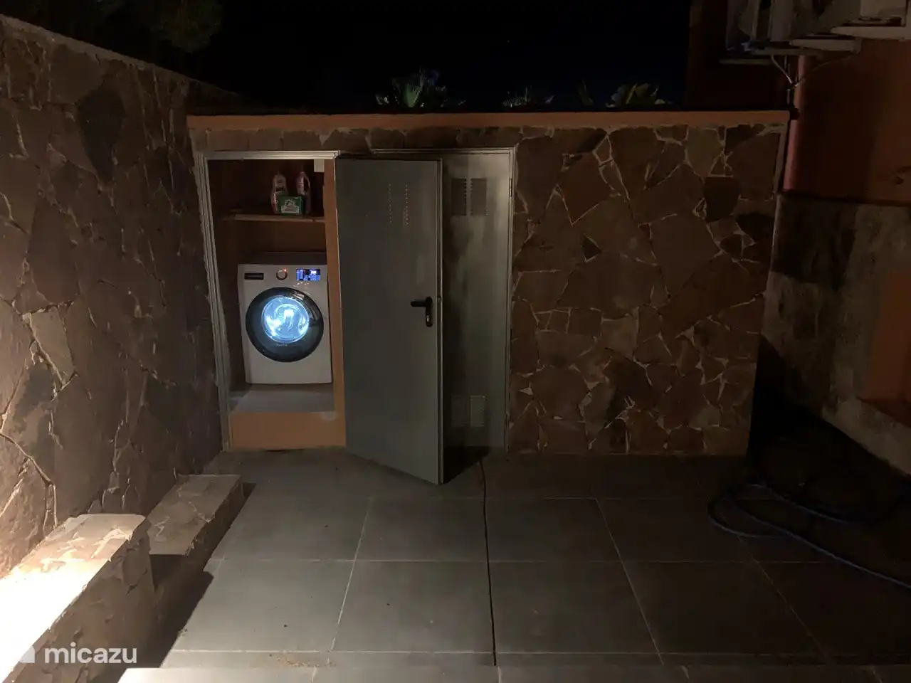 Wasruimte met een in 2025 nieuw gekochte was/droog combinatie.