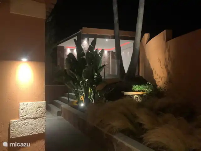 CasaCalifornia en España, Costa Blanca, Moraira - villa Vista de garaje cubierto. La vivienda cuenta con dos puertas de entrada (controlables por mando a distancia) y dos plazas de aparcamiento.