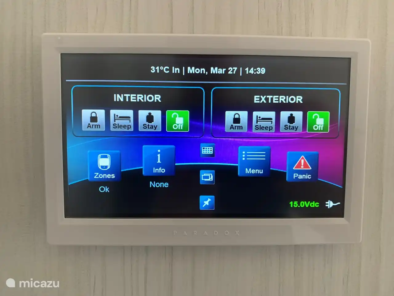 Professioneel alarmsysteem direct verbonden met 24/7 alarmcentrale in geval van een alarm, medische urgentie of ander noodgeval via het display op te roepen.