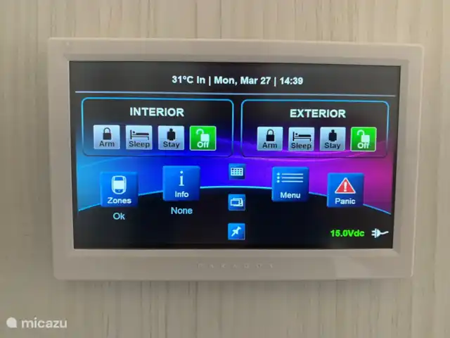 CasaCalifornia en España, Costa Blanca, Moraira - villa Sistema de alarma profesional conectado directamente con el centro de emergencias 24/7 en caso de alarma, urgencia médica u otra emergencia, que se puede llamar a través de la pantalla.