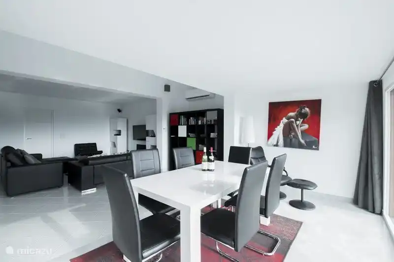 Woonkamer met Nederlandse TV maar ook internationale TV zenders waaronder Vlaams, Duits, Engels. Betaalzenders waaronder Eredivisie voetbal, en uiteraard alle bekende streamingdiensten beschikbaar via Google Chromecast.