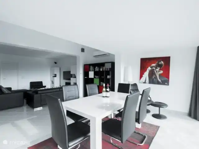 CasaCalifornia en España, Costa Blanca, Moraira - villa Sala de estar con TV holandesa pero también con canales de TV internacionales, incluidos flamenco, alemán e inglés. Canales de pago, incluido el fútbol de la Eredivisie y, por supuesto, todos los servicios de transmisión conocidos disponibles a través de Google Chromecast.