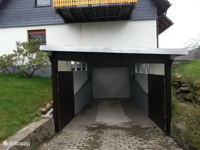 Casa Evani en Alemania, Sauerland, Winterberg - casa vacacional entrada de garaje con puerta enrollable automática