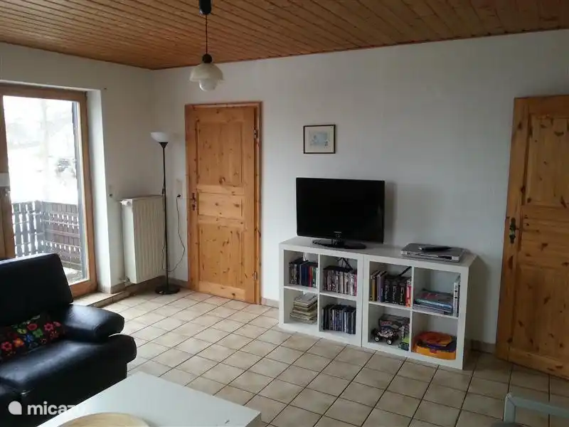 sala de estar apartamento de arriba con TV de pantalla plana y DVD (para ni&#241;os) Playstation con ruedas de carreras