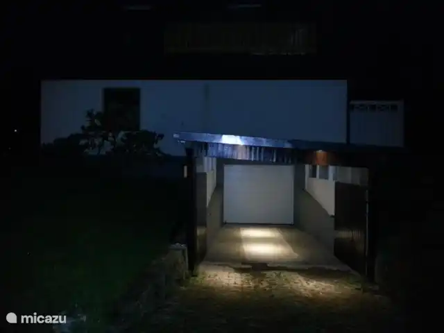 Casa Evani en Alemania, Sauerland, Winterberg - casa vacacional entrada al garaje iluminada por la noche
