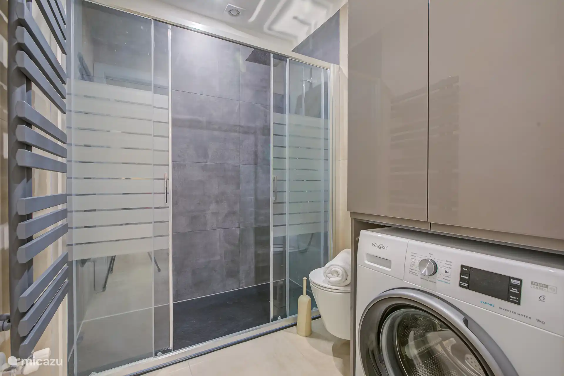 badkamer met regendouche en wasmachine