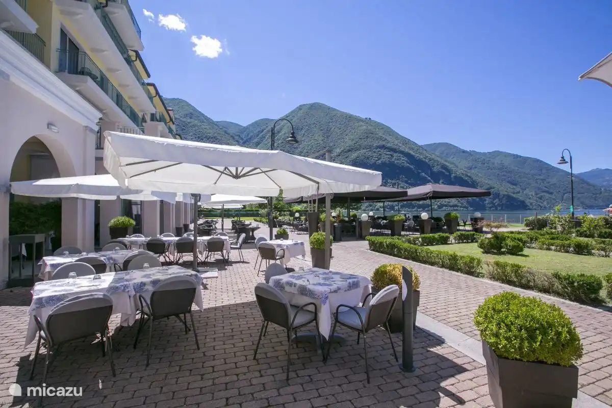 Terrasse unter dem Palazzo mit Pizzeria und Restaurant. 