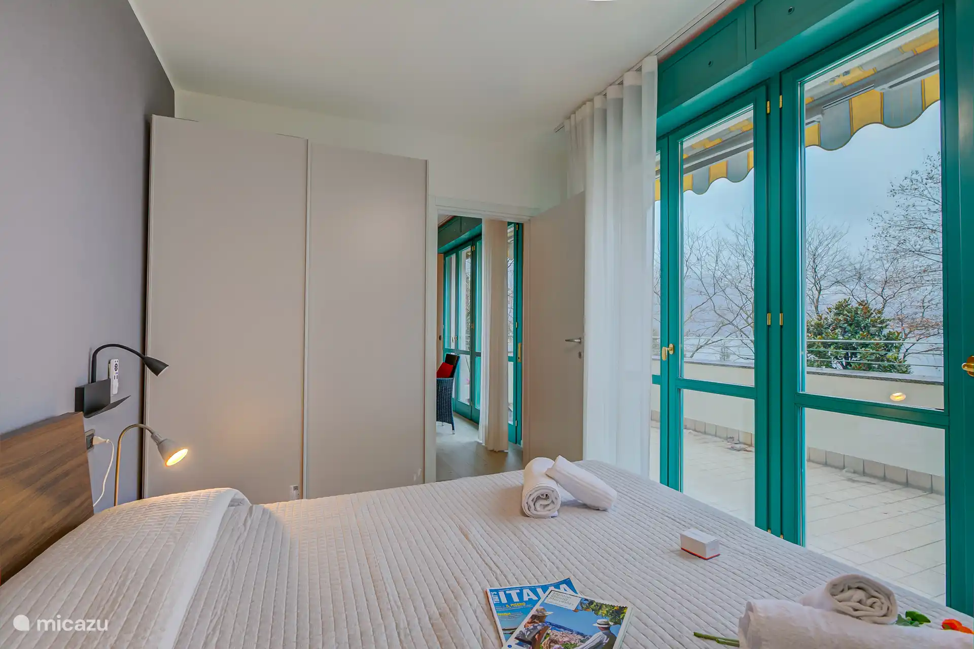 hoofdslaapkamer met deur naar balkon