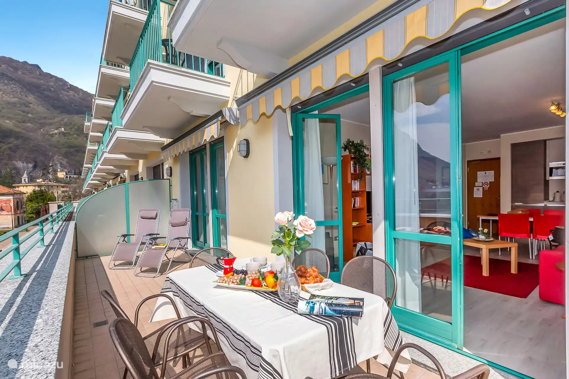 vanuit de eetkamer kun je heerlijk op het balkon zitten.