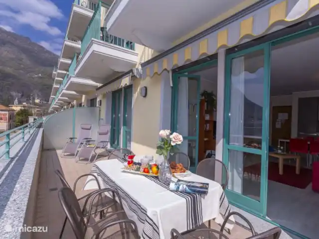Porto Letizia P15 | Italie, Lacs italiens , Porlezza - appartement Balcon avec chaises longues et table à manger avec chaises pour 6 personnes