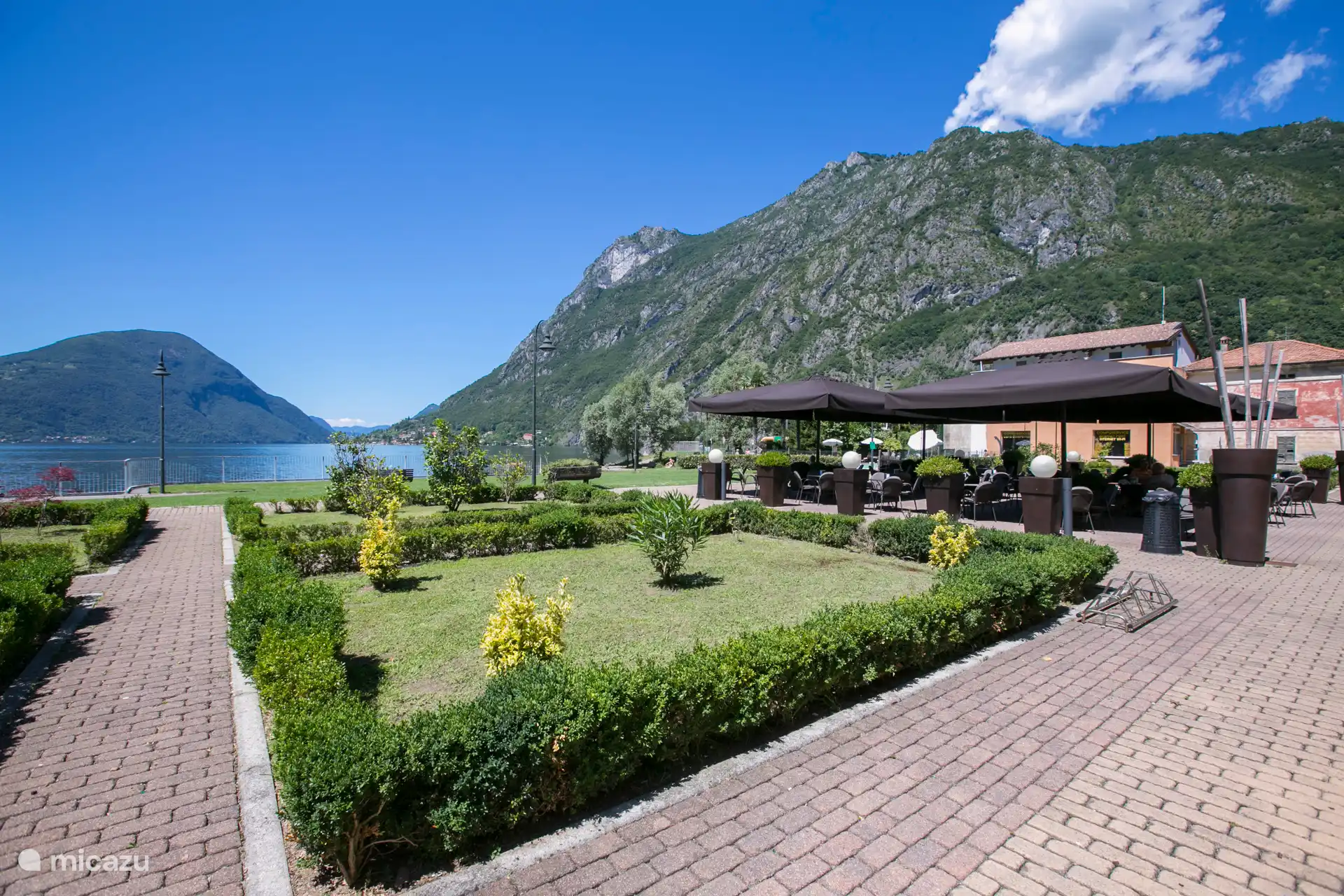 leuk cafe onder Palazzo met heerlijke koffie en een lunchkaart