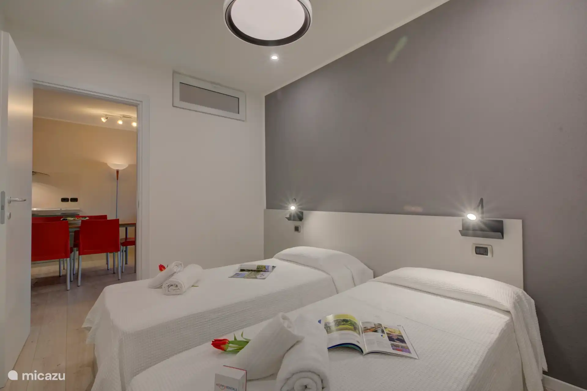 tweede slaapkamer met twee eenpersoonsbedden