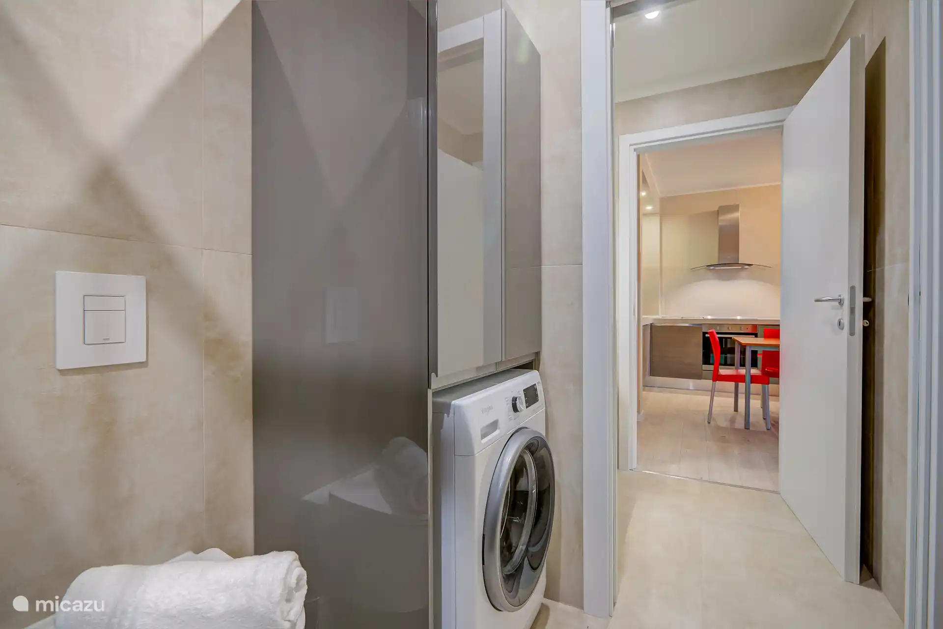 wasmachine en deur naar keuken en woonkamer