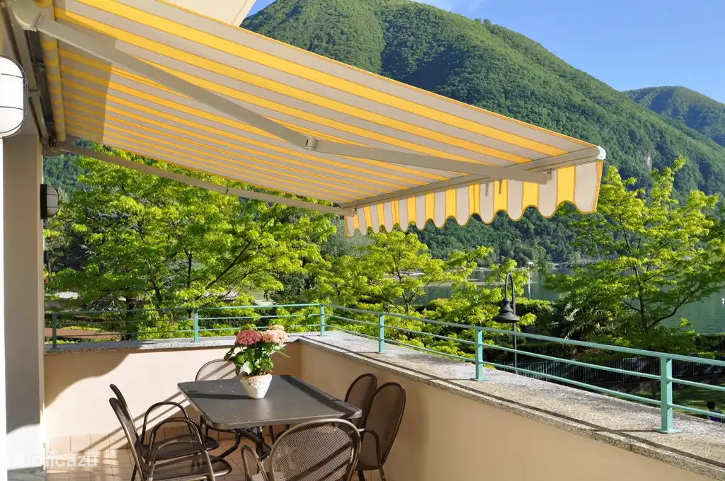 großzügiger Balkon mit Markise