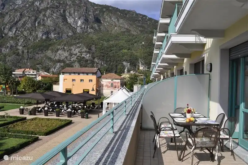 Die geräumigen Balkon mit Sichtschutz.