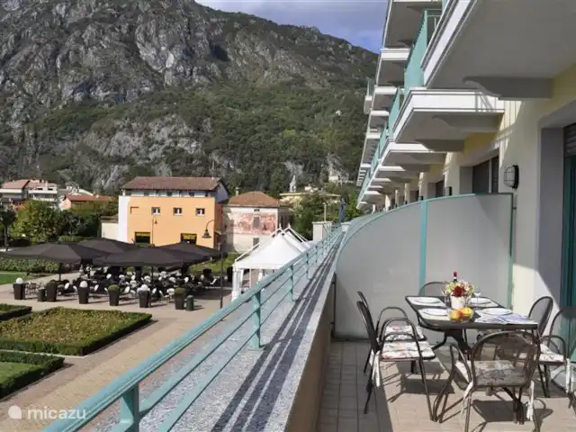 Porto Letizia P15 | Italie, Lacs italiens , Porlezza - appartement Le balcon spacieux avec écrans d'intimité.