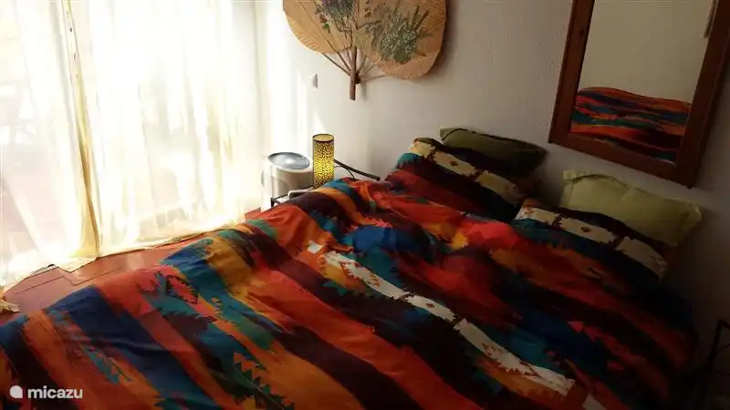 Slaapkamer met schuifdeuren naar het terras