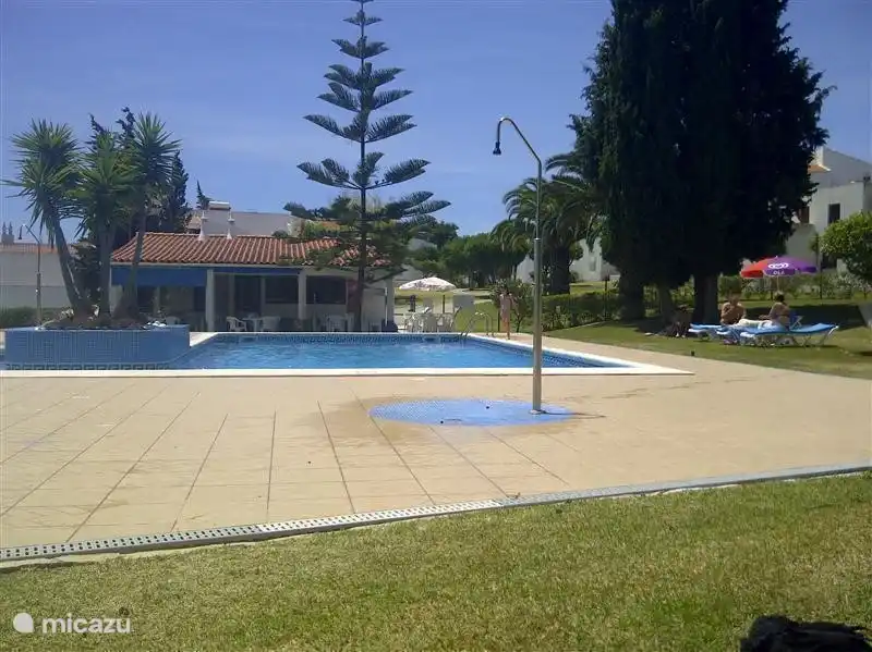 Bar bij het zwembad in het hoogseizoen.