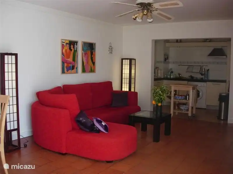 Zithoek woonkamer met zicht op de open keuken.