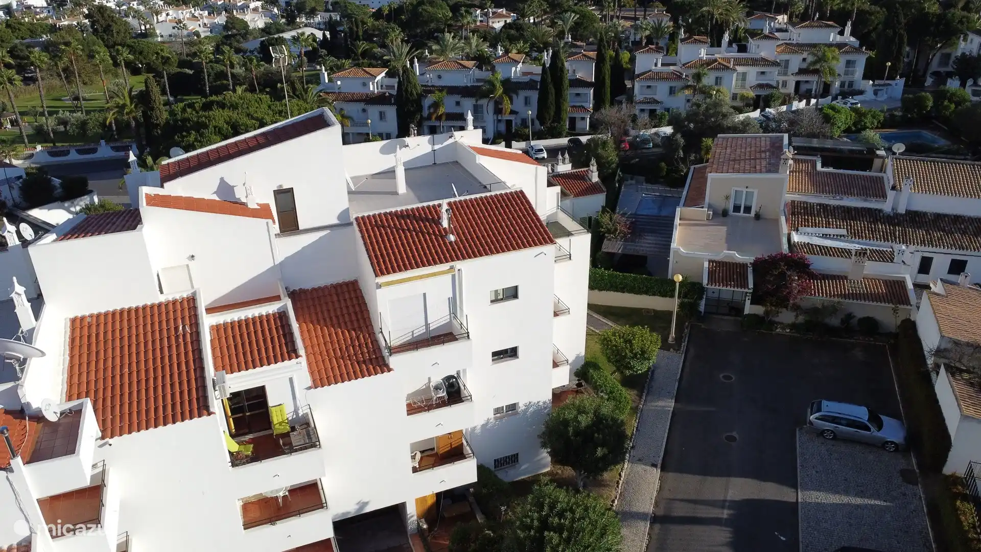 Bovenaanzicht van ons complex en daarnaast het resort Vila Vita.