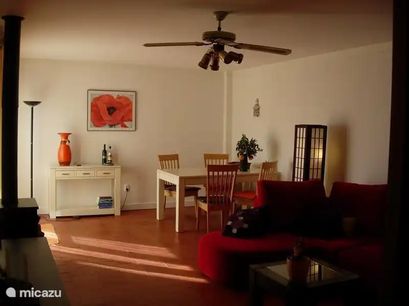 Eethoek met schuifdeuren naar het terras.