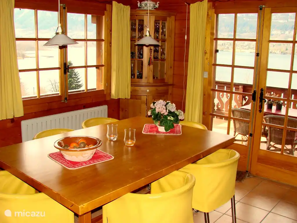 das Esszimmer mit Terrassentüren zum Balkon