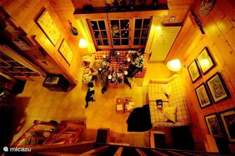 das Wohnzimmer von der Treppe zum Dachboden