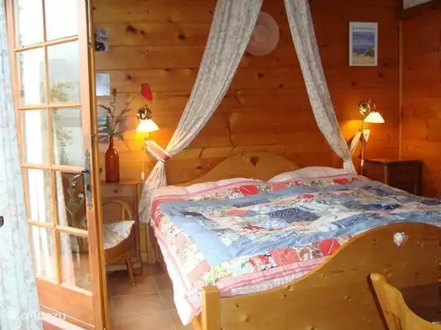 Chalet 'Vivaldi' | France, Haute-Savoie, Doussard - chalet la chambre des maîtres avec porte-patio donnant sur le balcon et vue sur le lac