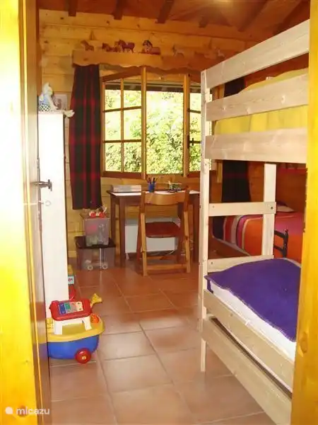 das Kinderzimmer mit Etagenbett und 2 Ausziehbetten