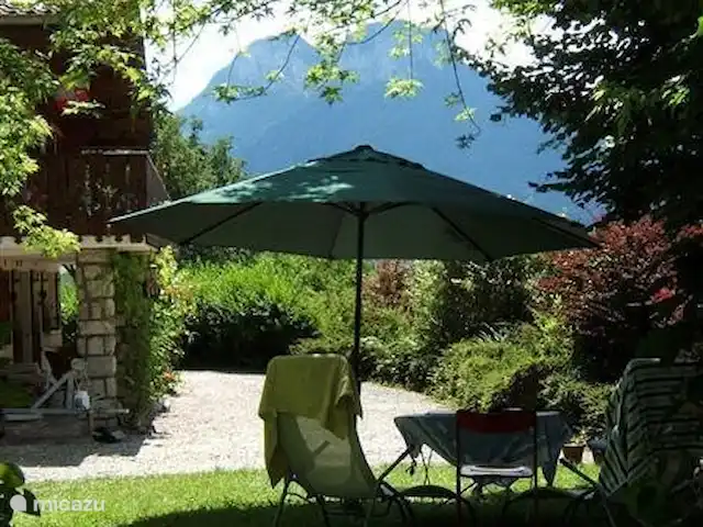 Chalet 'Vivaldi' | France, Haute-Savoie, Doussard - chalet vue du jardin de thé