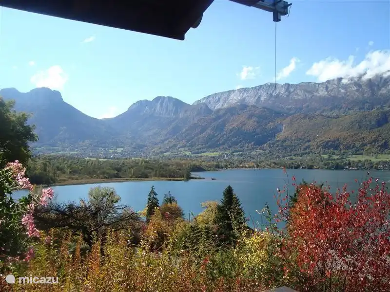 Blick vom Balkon des Naturschutzgebietes 'Bout du Lac und die Berge der Bauges