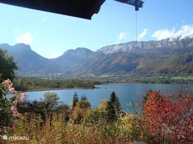 Chalet 'Vivaldi' | France, Haute-Savoie, Doussard - chalet vue du balcon sur la réserve naturelle Bout du Lac et les montagnes des Bauges