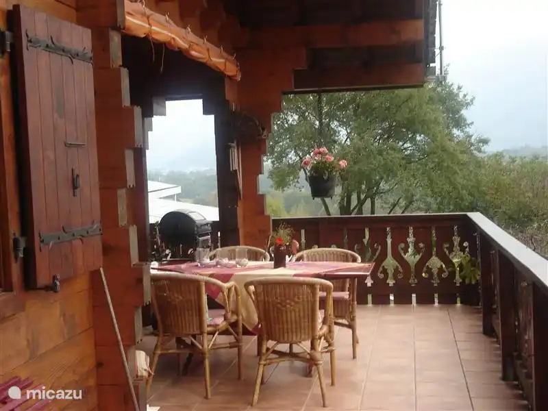 Die Indoor-Essbereich auf dem Balkon