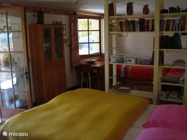 Chalet 'Vivaldi' | France, Haute-Savoie, Doussard - chalet Chambre 3, le studio, rez-de-chaussée avec portes-fenêtres donnant sur le jardin