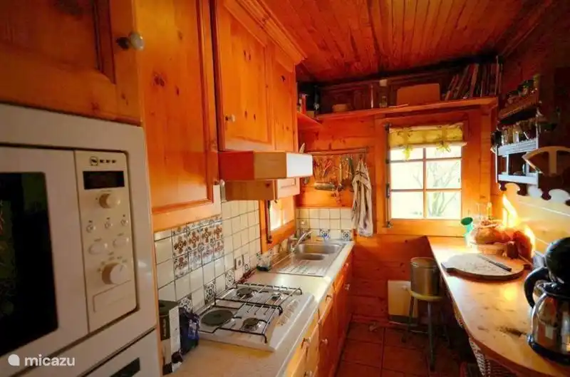 die komplett ausgestattete Küche in Holz-Chalet-Stil