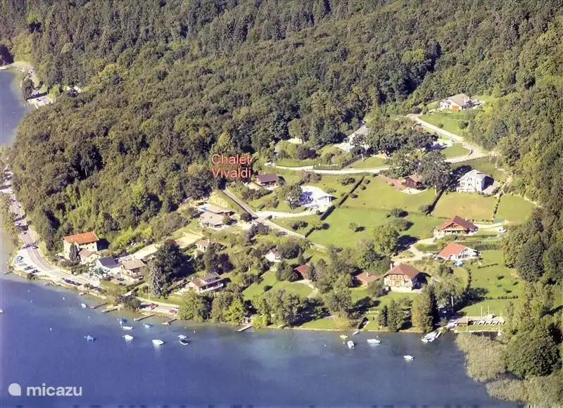 Luftaufnahme von einem Gleitschirm ist der Name unserer Hütte auf der Seeseite des mittleren Gelenks Gerüst