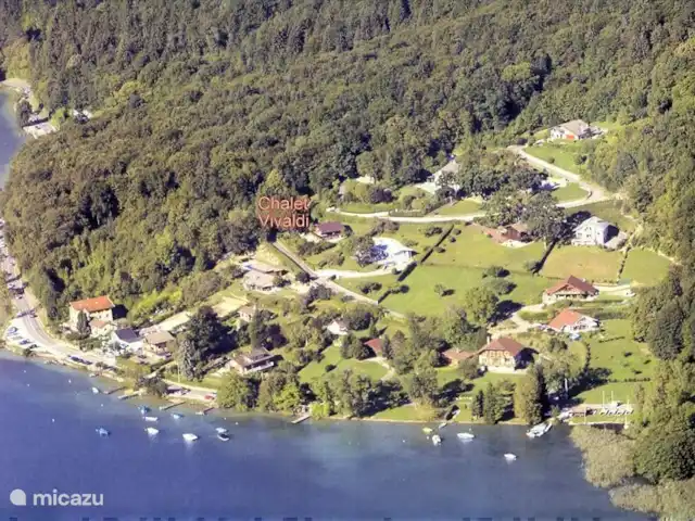 Chalet 'Vivaldi' | France, Haute-Savoie, Doussard - chalet vue aérienne depuis un parapente, notre chalet porte son nom, côté lac au milieu du ponton commun