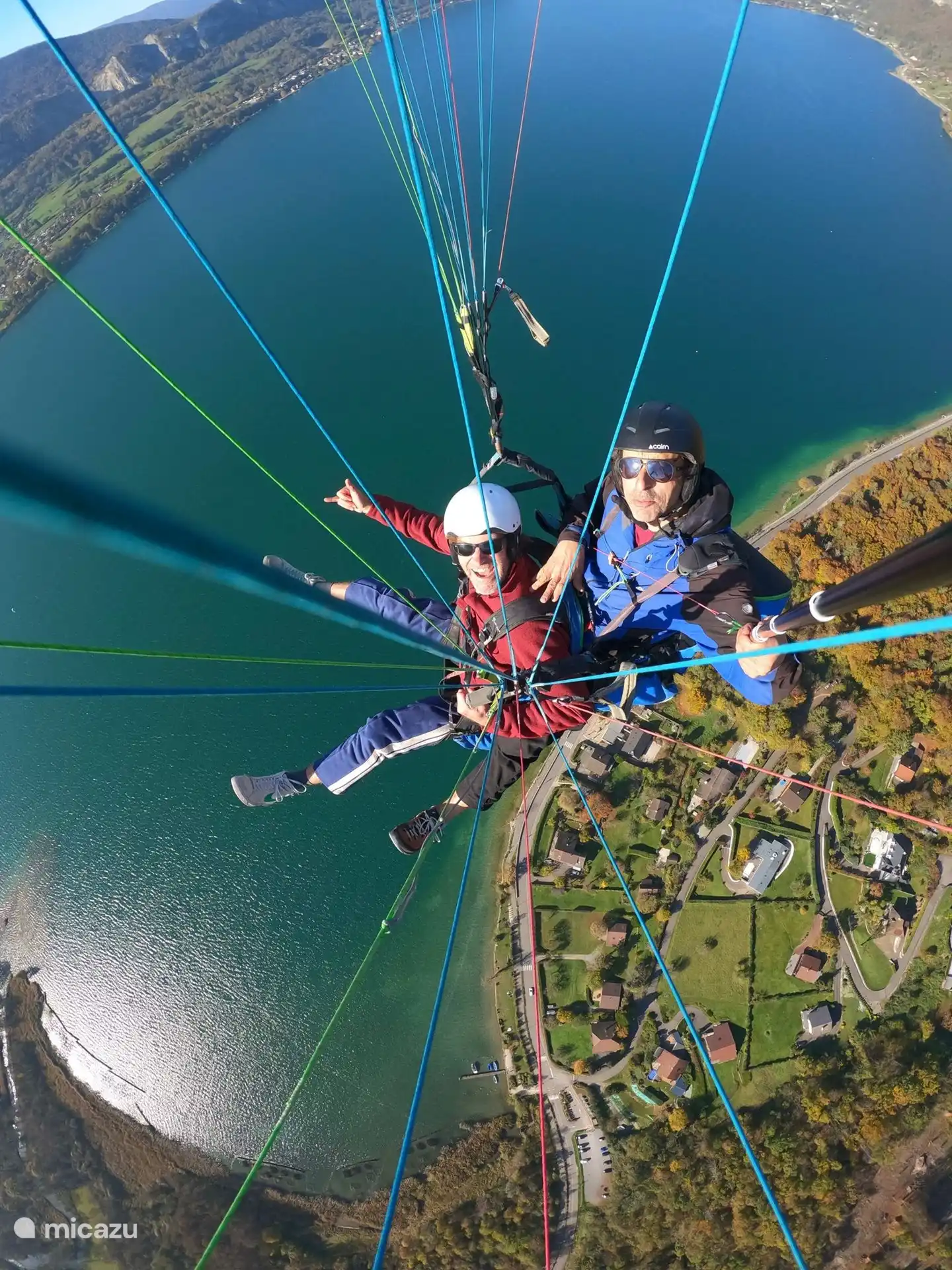 Gleitschirmfliegen vom Col de Forclaz. Blick auf die Domaine de Glière, wo sich das Chalet Vivaldi befindet. 