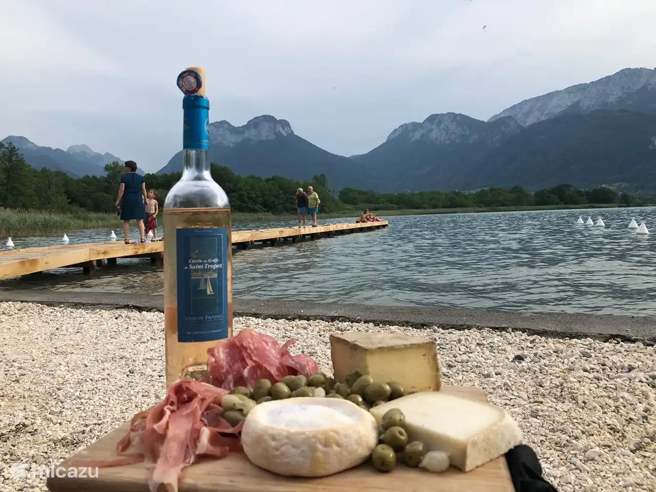 100 Meter Fußweg hinunter befindet sich der Steg und die Liegewiese am See