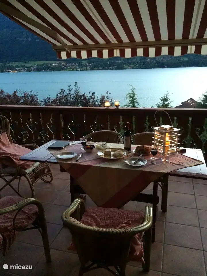 überdachtes Essen unter der Markise bei Sonnenuntergang