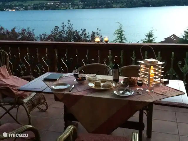 Chalet 'Vivaldi' | France, Haute-Savoie, Doussard - chalet salle à manger couverte sous l'auvent au coucher du soleil